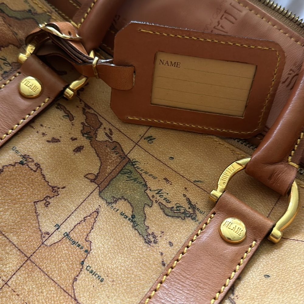 Alviero Martini travel bag featuring the iconic Geo Classic map print. - Picture 6 of 7
